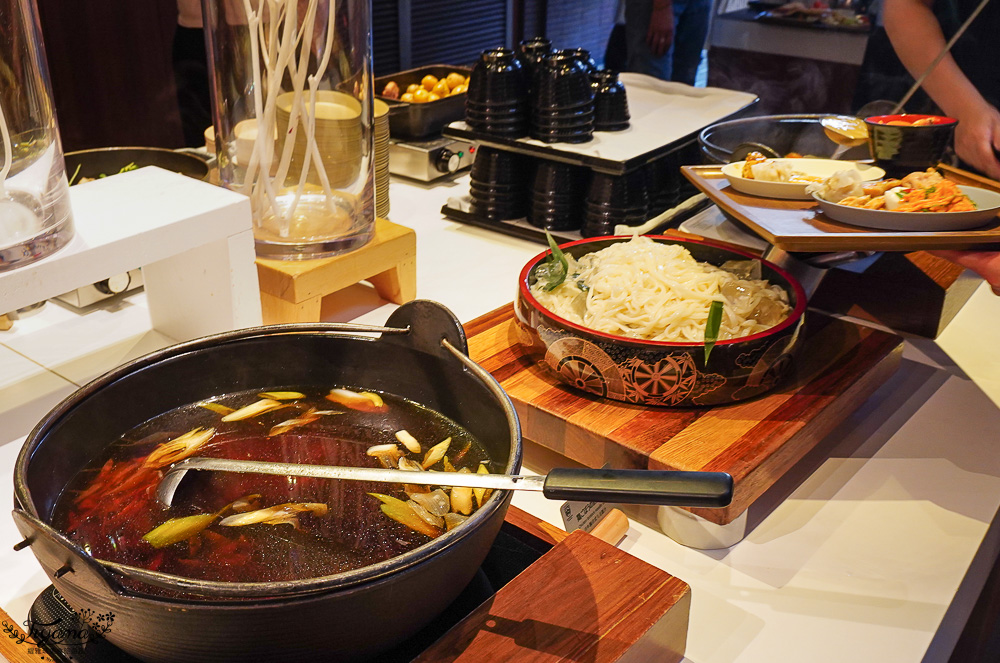 星野TOMAMU度假村人氣自助餐廳 hal，預約制自助晚餐，雪蟹、螃蟹奶油起司蔬菜、鐵板牛排、干貝、鮭魚親子手捲，網美棉花糖雲朵聖代 @緹雅瑪 美食旅遊趣