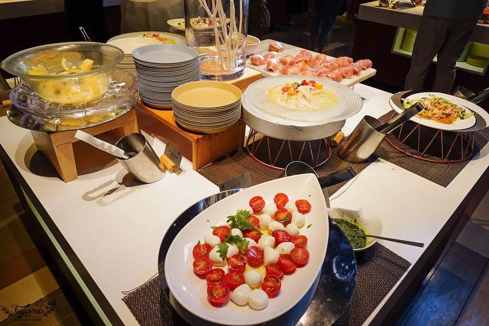 星野TOMAMU度假村人氣自助餐廳 hal，預約制自助晚餐，雪蟹、螃蟹奶油起司蔬菜、鐵板牛排、干貝、鮭魚親子手捲，網美棉花糖雲朵聖代 @緹雅瑪 美食旅遊趣