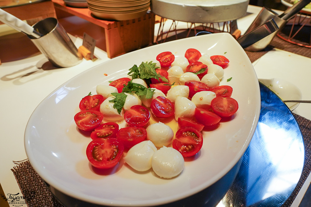 星野TOMAMU度假村人氣自助餐廳 hal，預約制自助晚餐，雪蟹、螃蟹奶油起司蔬菜、鐵板牛排、干貝、鮭魚親子手捲，網美棉花糖雲朵聖代 @緹雅瑪 美食旅遊趣