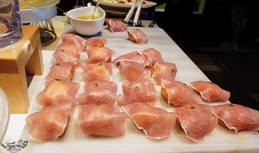 星野TOMAMU度假村人氣自助餐廳 hal，預約制自助晚餐，雪蟹、螃蟹奶油起司蔬菜、鐵板牛排、干貝、鮭魚親子手捲，網美棉花糖雲朵聖代 @緹雅瑪 美食旅遊趣
