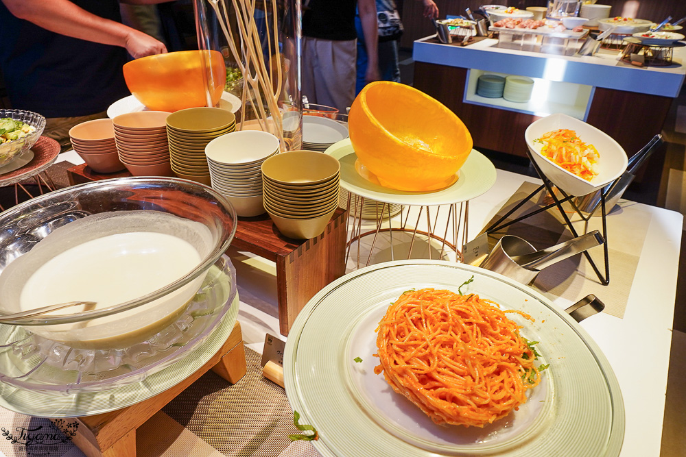 星野TOMAMU度假村人氣自助餐廳 hal，預約制自助晚餐，雪蟹、螃蟹奶油起司蔬菜、鐵板牛排、干貝、鮭魚親子手捲，網美棉花糖雲朵聖代 @緹雅瑪 美食旅遊趣