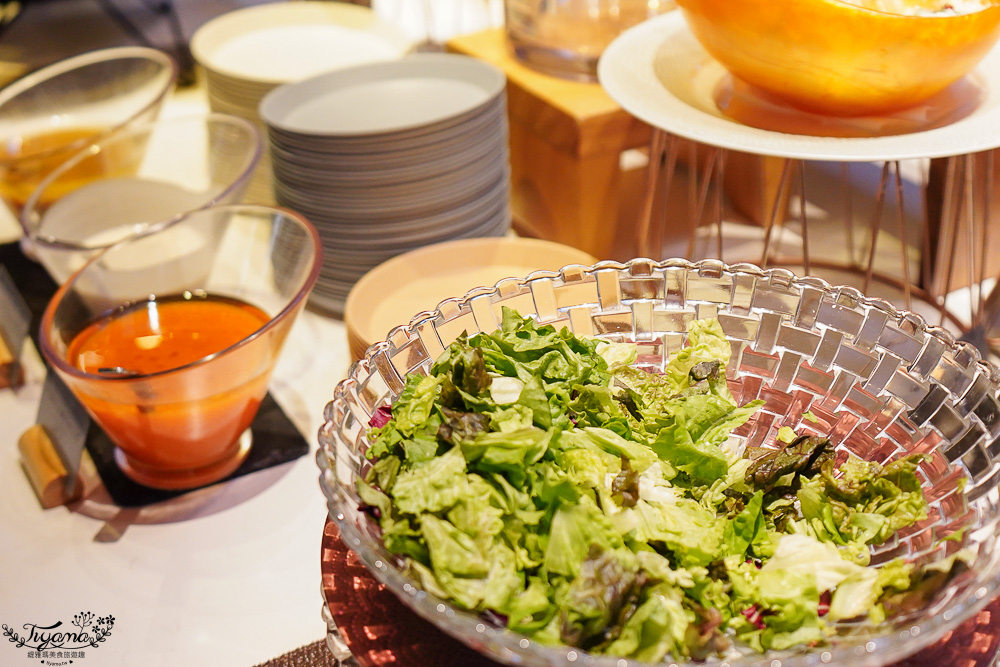 星野TOMAMU度假村人氣自助餐廳 hal，預約制自助晚餐，雪蟹、螃蟹奶油起司蔬菜、鐵板牛排、干貝、鮭魚親子手捲，網美棉花糖雲朵聖代 @緹雅瑪 美食旅遊趣