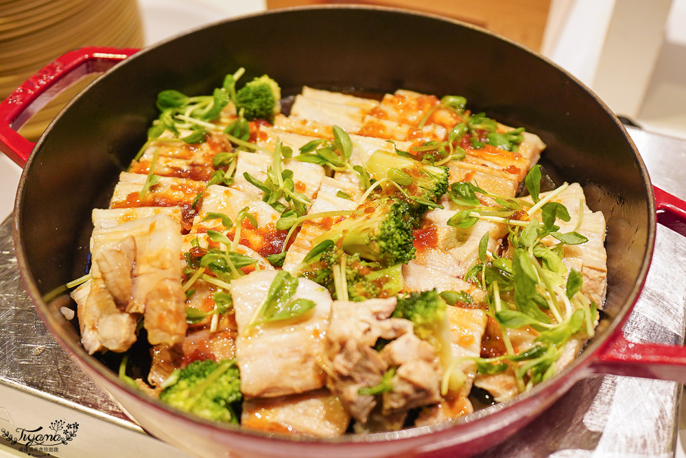 星野TOMAMU度假村人氣自助餐廳 hal，預約制自助晚餐，雪蟹、螃蟹奶油起司蔬菜、鐵板牛排、干貝、鮭魚親子手捲，網美棉花糖雲朵聖代 @緹雅瑪 美食旅遊趣