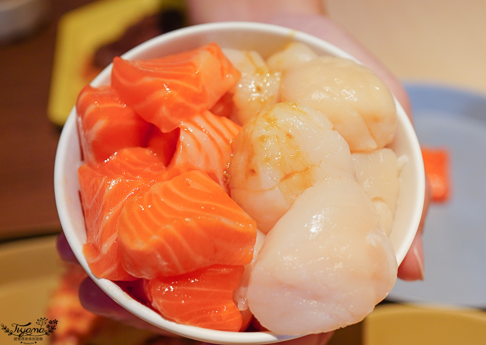 星野TOMAMU度假村人氣自助餐廳 hal，預約制自助晚餐，雪蟹、螃蟹奶油起司蔬菜、鐵板牛排、干貝、鮭魚親子手捲，網美棉花糖雲朵聖代 @緹雅瑪 美食旅遊趣