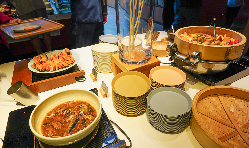 星野TOMAMU度假村自助早餐hal，鮭魚親子丼、法國吐司、豐盛西式糕點櫃，早餐前先至水之教堂參觀 @緹雅瑪 美食旅遊趣