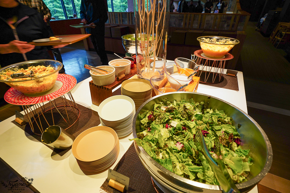 星野TOMAMU度假村自助早餐hal，鮭魚親子丼、法國吐司、豐盛西式糕點櫃，早餐前先至水之教堂參觀 @緹雅瑪 美食旅遊趣