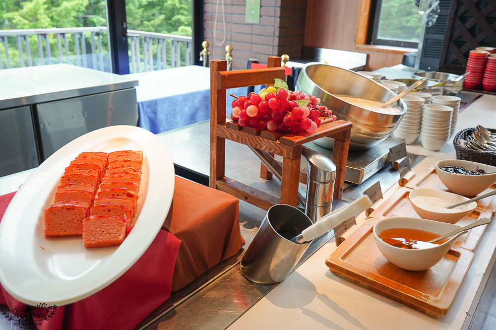 星野TOMAMU度假村自助早餐hal，鮭魚親子丼、法國吐司、豐盛西式糕點櫃，早餐前先至水之教堂參觀 @緹雅瑪 美食旅遊趣