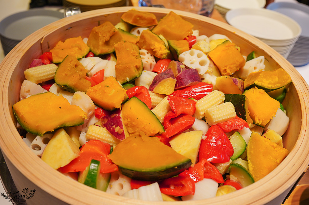 星野TOMAMU度假村自助早餐hal，鮭魚親子丼、法國吐司、豐盛西式糕點櫃，早餐前先至水之教堂參觀 @緹雅瑪 美食旅遊趣