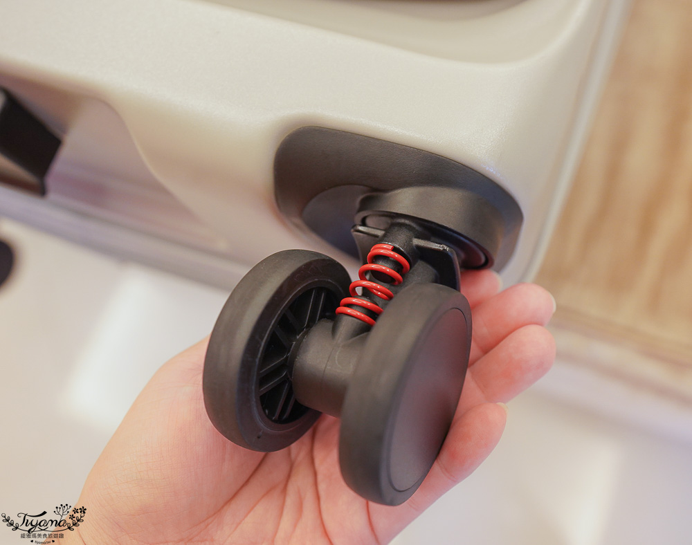 台灣行李箱推薦｜Arowana亞諾納 台灣設計品牌：31吋極致美學運動鋁框行李箱｜29吋前開式/側開式 避震輪河馬行李箱｜走出你的旅行品味 @緹雅瑪 美食旅遊趣