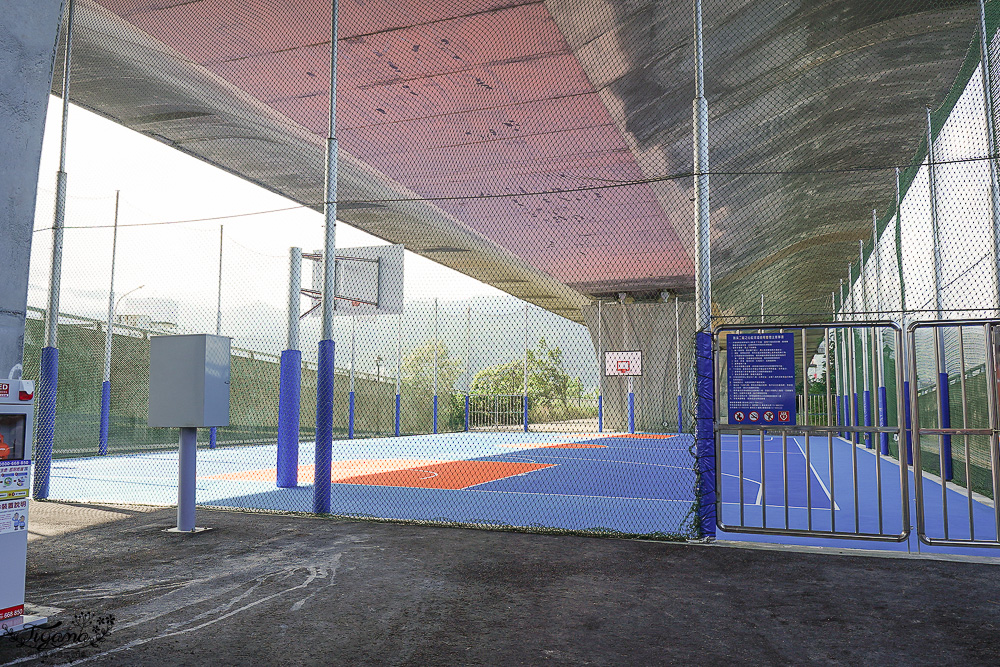 宜蘭公園「礁溪二龍之心公園」龍舟主題親子景點，高速公路下的遮陽兒童遊戲場、籃球場！有免費停車場 @緹雅瑪 美食旅遊趣