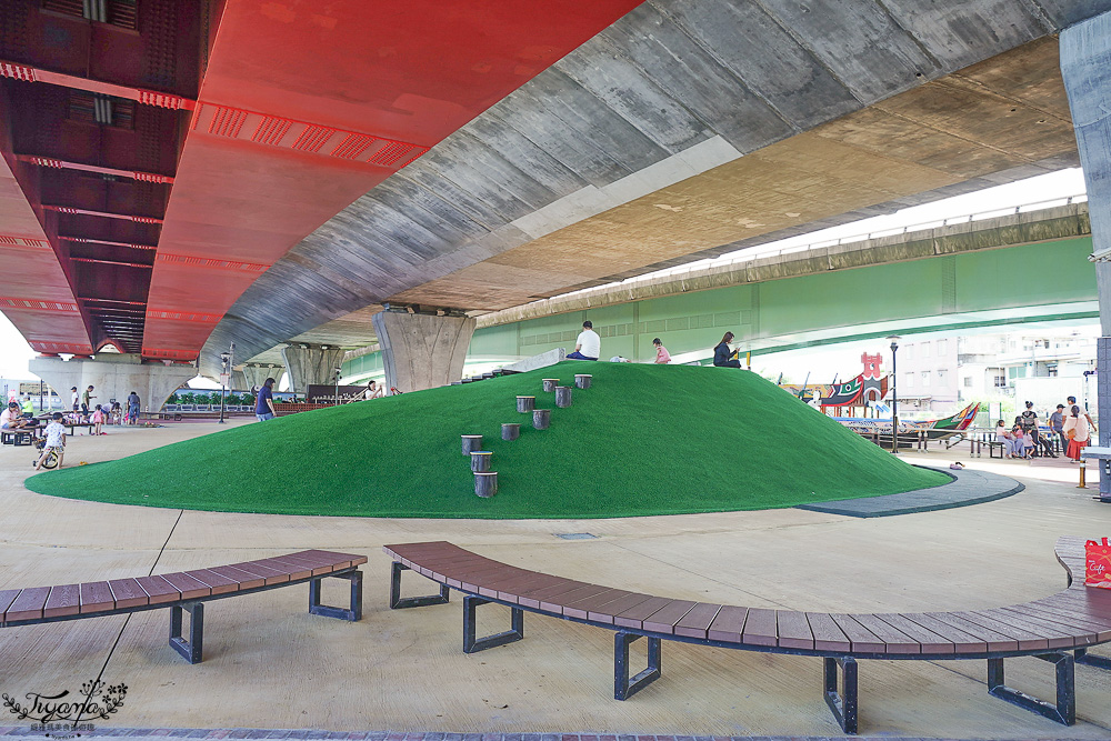 宜蘭公園「礁溪二龍之心公園」龍舟主題親子景點，高速公路下的遮陽兒童遊戲場、籃球場！有免費停車場 @緹雅瑪 美食旅遊趣