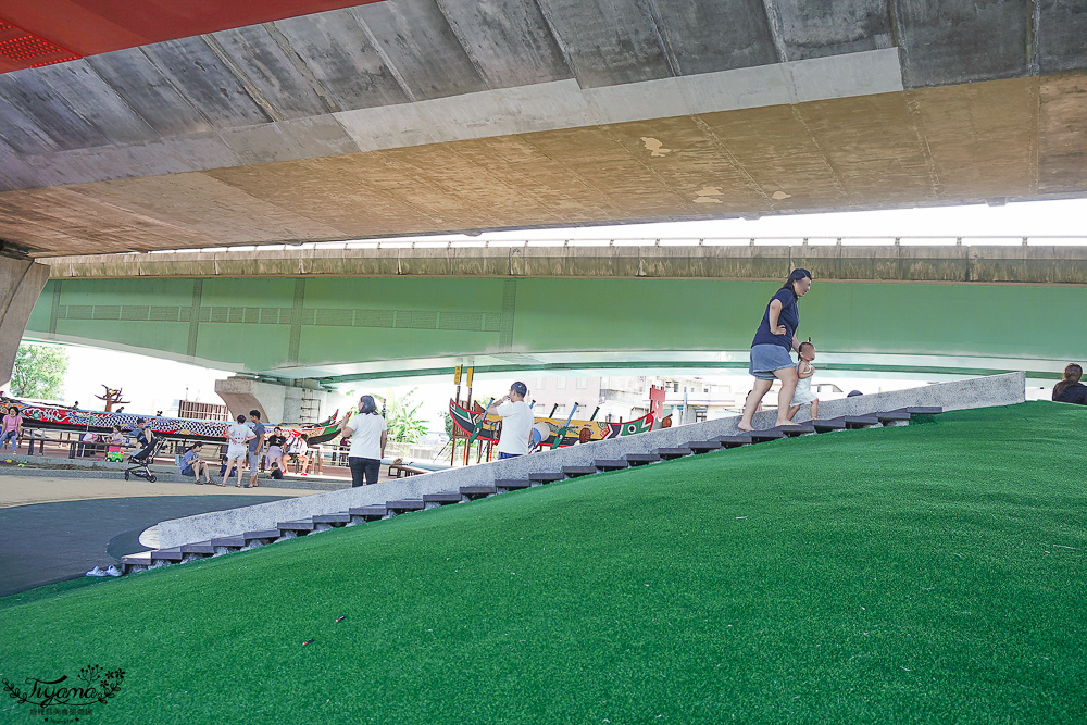 宜蘭公園「礁溪二龍之心公園」龍舟主題親子景點，高速公路下的遮陽兒童遊戲場、籃球場！有免費停車場 @緹雅瑪 美食旅遊趣