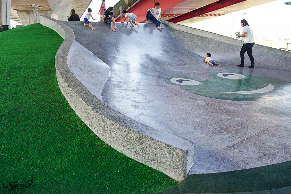 宜蘭公園「礁溪二龍之心公園」龍舟主題親子景點，高速公路下的遮陽兒童遊戲場、籃球場！有免費停車場 @緹雅瑪 美食旅遊趣