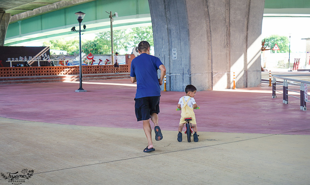 宜蘭公園「礁溪二龍之心公園」龍舟主題親子景點，高速公路下的遮陽兒童遊戲場、籃球場！有免費停車場 @緹雅瑪 美食旅遊趣