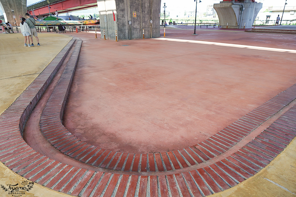 宜蘭公園「礁溪二龍之心公園」龍舟主題親子景點，高速公路下的遮陽兒童遊戲場、籃球場！有免費停車場 @緹雅瑪 美食旅遊趣