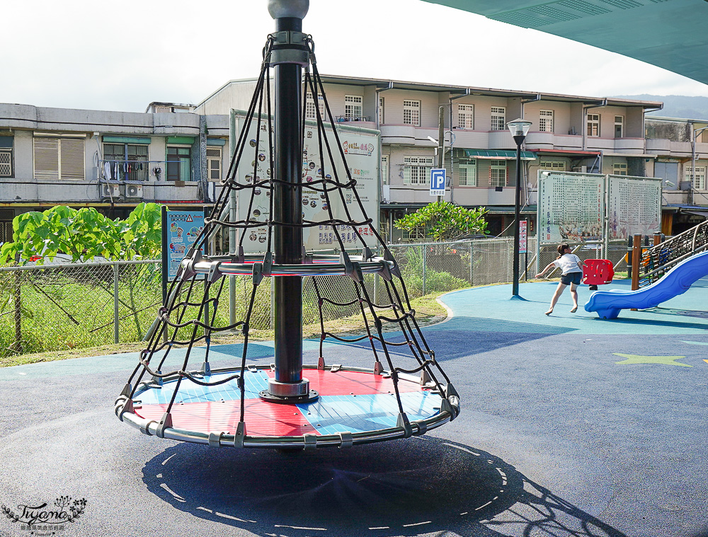 宜蘭公園「礁溪二龍之心公園」龍舟主題親子景點，高速公路下的遮陽兒童遊戲場、籃球場！有免費停車場 @緹雅瑪 美食旅遊趣