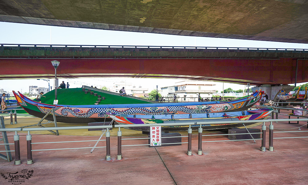 宜蘭公園「礁溪二龍之心公園」龍舟主題親子景點，高速公路下的遮陽兒童遊戲場、籃球場！有免費停車場 @緹雅瑪 美食旅遊趣