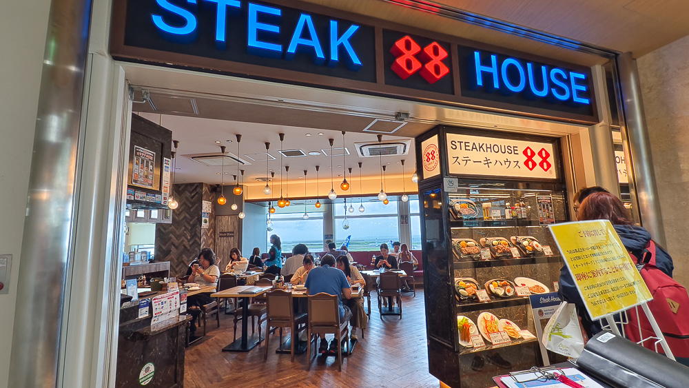 那霸機場牛排「牛排屋88 那霸機場店」，總是在排隊的人氣牛排館 @緹雅瑪 美食旅遊趣