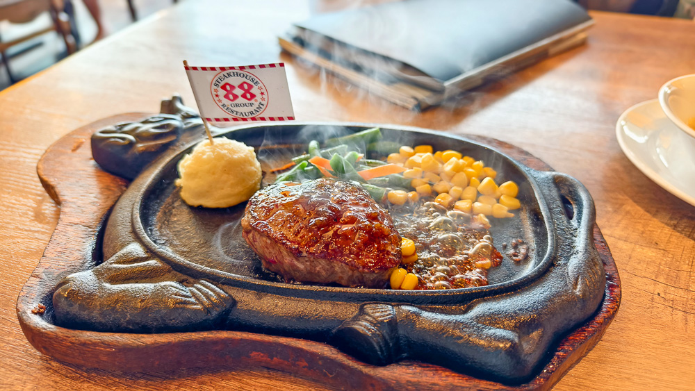 那霸機場牛排「牛排屋88 那霸機場店」，總是在排隊的人氣牛排館 @緹雅瑪 美食旅遊趣