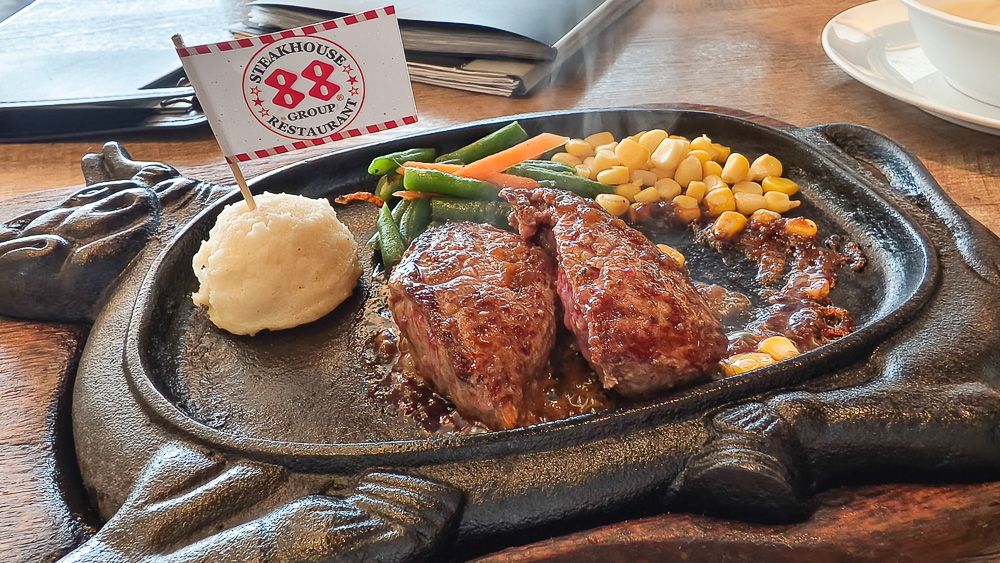 那霸機場牛排「牛排屋88 那霸機場店」，總是在排隊的人氣牛排館 @緹雅瑪 美食旅遊趣