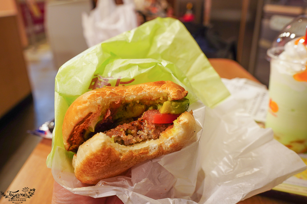 北海道LOTTERIA漢堡｜初戀拍攝場景「儂特利 札幌狸小路店」札幌狸小路平價美食 @緹雅瑪 美食旅遊趣