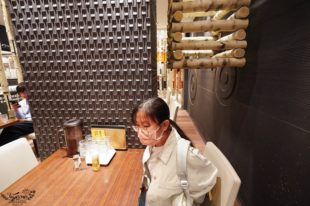 新千歲國內機場美食吃不完！豚丼名人 豚丼專門店，醬燒豬肉丼、1.5倍肉量豚丼一吃就愛上 @緹雅瑪 美食旅遊趣