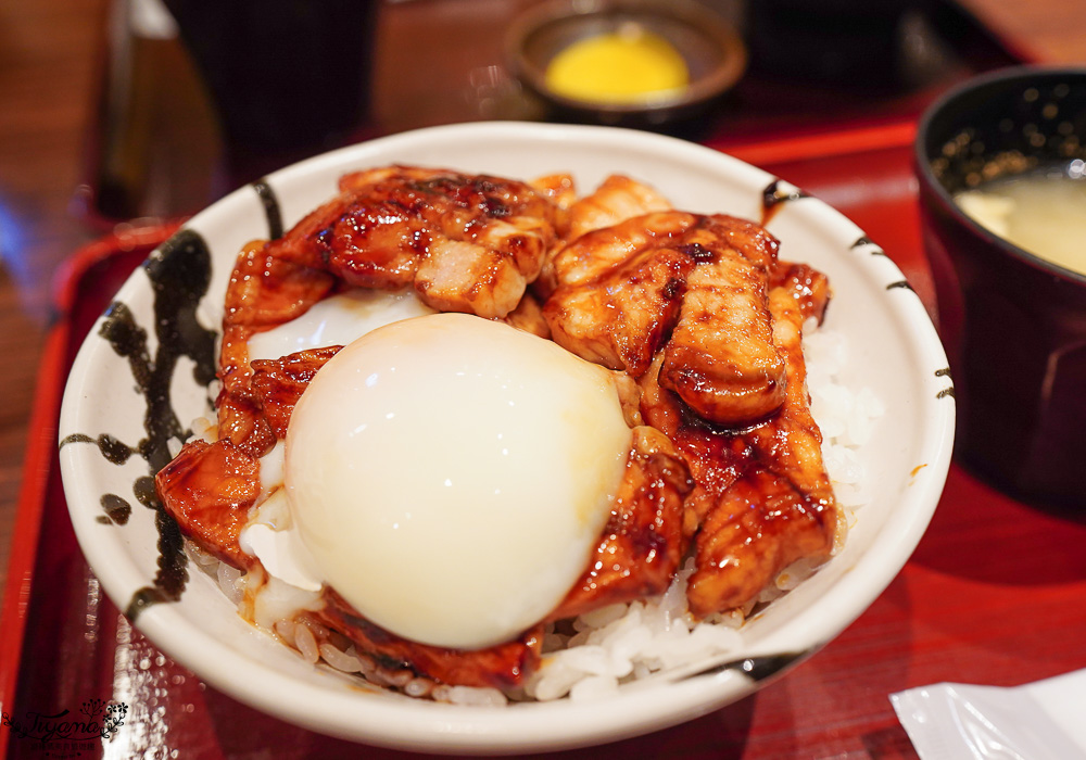 新千歲國內機場美食吃不完！豚丼名人 豚丼專門店，醬燒豬肉丼、1.5倍肉量豚丼一吃就愛上 @緹雅瑪 美食旅遊趣