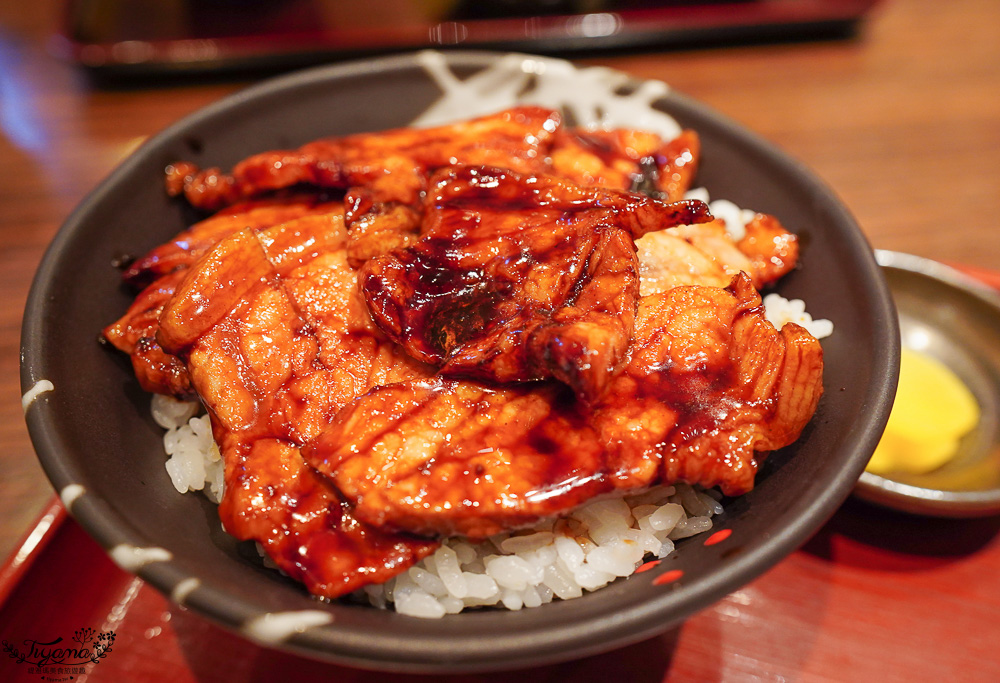 新千歲國內機場美食吃不完！豚丼名人 豚丼專門店，醬燒豬肉丼、1.5倍肉量豚丼一吃就愛上 @緹雅瑪 美食旅遊趣