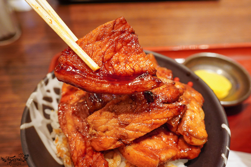 新千歲國內機場美食吃不完！豚丼名人 豚丼專門店，醬燒豬肉丼、1.5倍肉量豚丼一吃就愛上 @緹雅瑪 美食旅遊趣