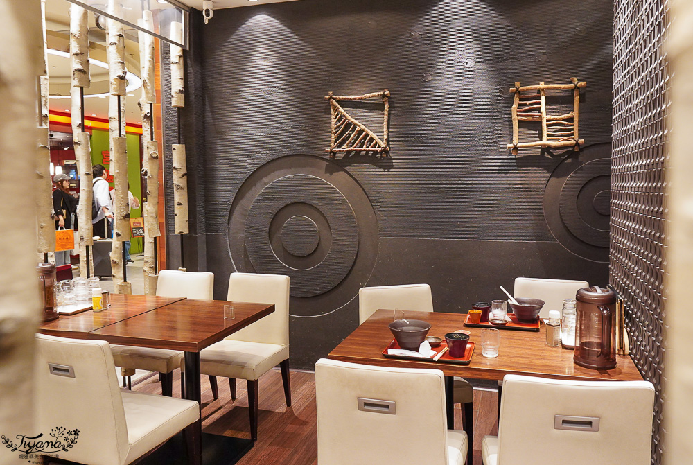 新千歲國內機場美食吃不完！豚丼名人 豚丼專門店，醬燒豬肉丼、1.5倍肉量豚丼一吃就愛上 @緹雅瑪 美食旅遊趣