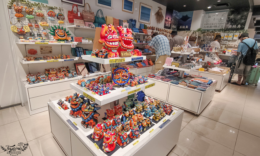 新石垣機場到市區交通｜新石垣機場伴手禮商店：1樓整層伴手禮土特產逛不完！新石垣機場&harr;︎石垣港交通 @緹雅瑪 美食旅遊趣