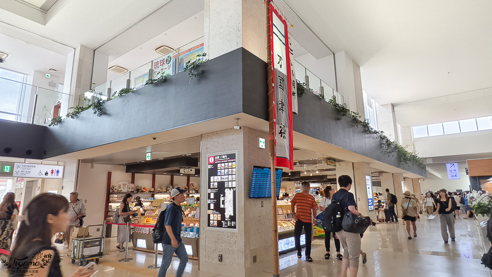 新石垣機場到市區交通｜新石垣機場伴手禮商店：1樓整層伴手禮土特產逛不完！新石垣機場&harr;︎石垣港交通 @緹雅瑪 美食旅遊趣