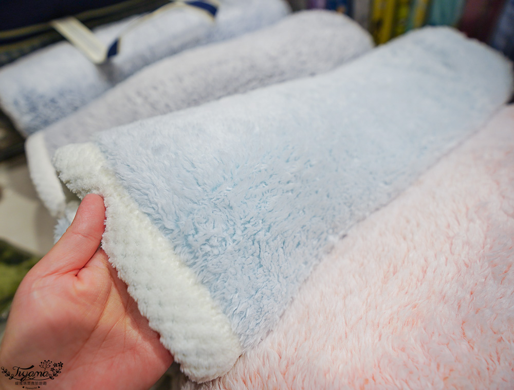 嘉義新光三越週年慶寢具特賣會【多利寶寢具特賣會】工廠直營天絲寢具平價高品質，夏涼被、枕頭990元買一送一，還能參加新光三越週年慶單筆3000贈2000點活動 @緹雅瑪 美食旅遊趣