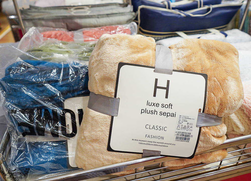 嘉義新光三越週年慶寢具特賣會【多利寶寢具特賣會】工廠直營天絲寢具平價高品質，夏涼被、枕頭990元買一送一，還能參加新光三越週年慶單筆3000贈2000點活動 @緹雅瑪 美食旅遊趣