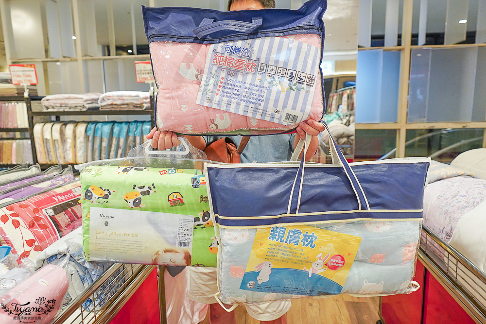 嘉義新光三越週年慶寢具特賣會【多利寶寢具特賣會】工廠直營天絲寢具平價高品質，夏涼被、枕頭990元買一送一，還能參加新光三越週年慶單筆3000贈2000點活動 @緹雅瑪 美食旅遊趣