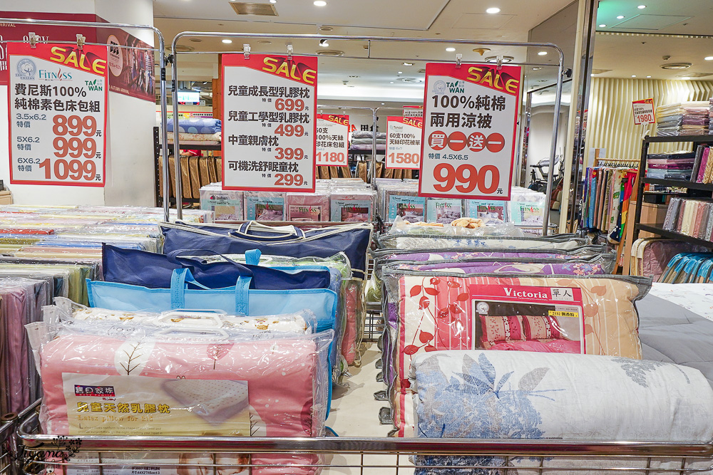 嘉義新光三越週年慶寢具特賣會【多利寶寢具特賣會】工廠直營天絲寢具平價高品質，夏涼被、枕頭990元買一送一，還能參加新光三越週年慶單筆3000贈2000點活動 @緹雅瑪 美食旅遊趣