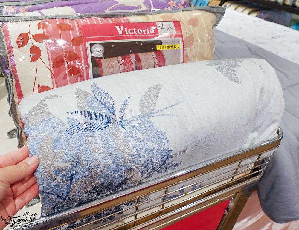 嘉義新光三越週年慶寢具特賣會【多利寶寢具特賣會】工廠直營天絲寢具平價高品質，夏涼被、枕頭990元買一送一，還能參加新光三越週年慶單筆3000贈2000點活動 @緹雅瑪 美食旅遊趣