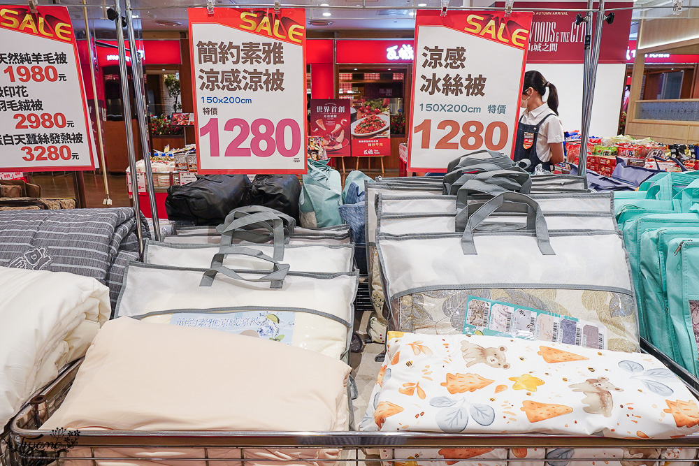 嘉義新光三越週年慶寢具特賣會【多利寶寢具特賣會】工廠直營天絲寢具平價高品質，夏涼被、枕頭990元買一送一，還能參加新光三越週年慶單筆3000贈2000點活動 @緹雅瑪 美食旅遊趣