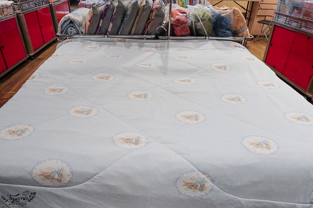 嘉義新光三越週年慶寢具特賣會【多利寶寢具特賣會】工廠直營天絲寢具平價高品質，夏涼被、枕頭990元買一送一，還能參加新光三越週年慶單筆3000贈2000點活動 @緹雅瑪 美食旅遊趣