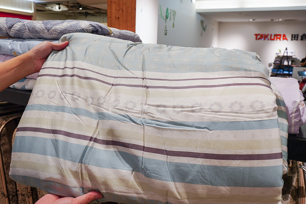 嘉義新光三越週年慶寢具特賣會【多利寶寢具特賣會】工廠直營天絲寢具平價高品質，夏涼被、枕頭990元買一送一，還能參加新光三越週年慶單筆3000贈2000點活動 @緹雅瑪 美食旅遊趣