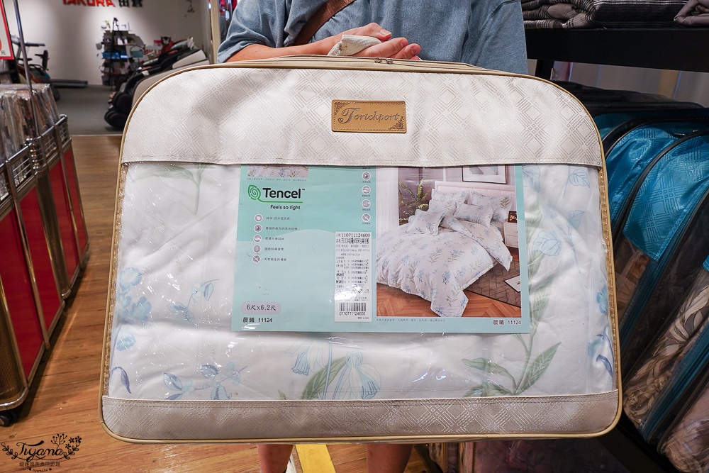 嘉義新光三越週年慶寢具特賣會【多利寶寢具特賣會】工廠直營天絲寢具平價高品質，夏涼被、枕頭990元買一送一，還能參加新光三越週年慶單筆3000贈2000點活動 @緹雅瑪 美食旅遊趣