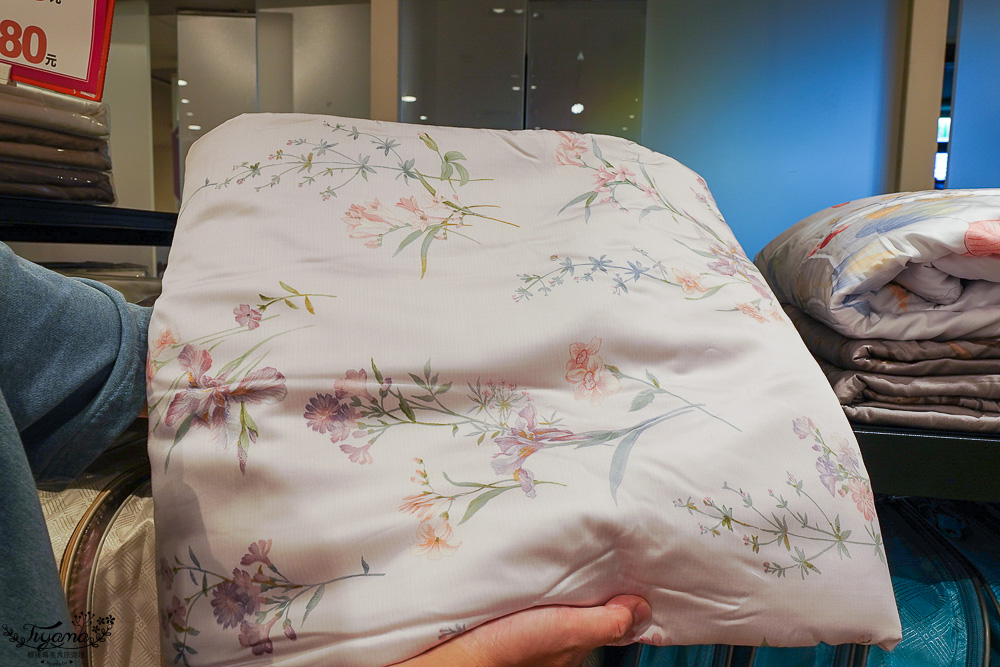 嘉義新光三越週年慶寢具特賣會【多利寶寢具特賣會】工廠直營天絲寢具平價高品質，夏涼被、枕頭990元買一送一，還能參加新光三越週年慶單筆3000贈2000點活動 @緹雅瑪 美食旅遊趣