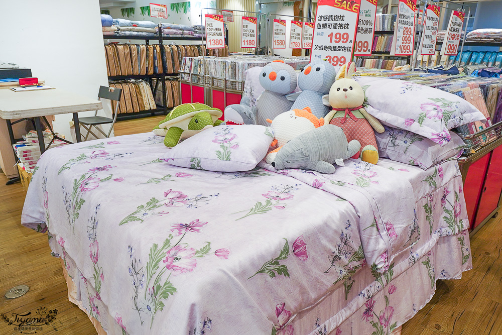 嘉義新光三越週年慶寢具特賣會【多利寶寢具特賣會】工廠直營天絲寢具平價高品質，夏涼被、枕頭990元買一送一，還能參加新光三越週年慶單筆3000贈2000點活動 @緹雅瑪 美食旅遊趣