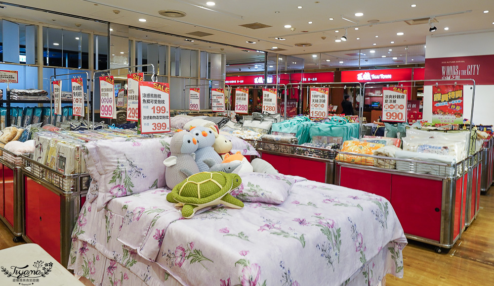 嘉義新光三越週年慶寢具特賣會【多利寶寢具特賣會】工廠直營天絲寢具平價高品質，夏涼被、枕頭990元買一送一，還能參加新光三越週年慶單筆3000贈2000點活動 @緹雅瑪 美食旅遊趣
