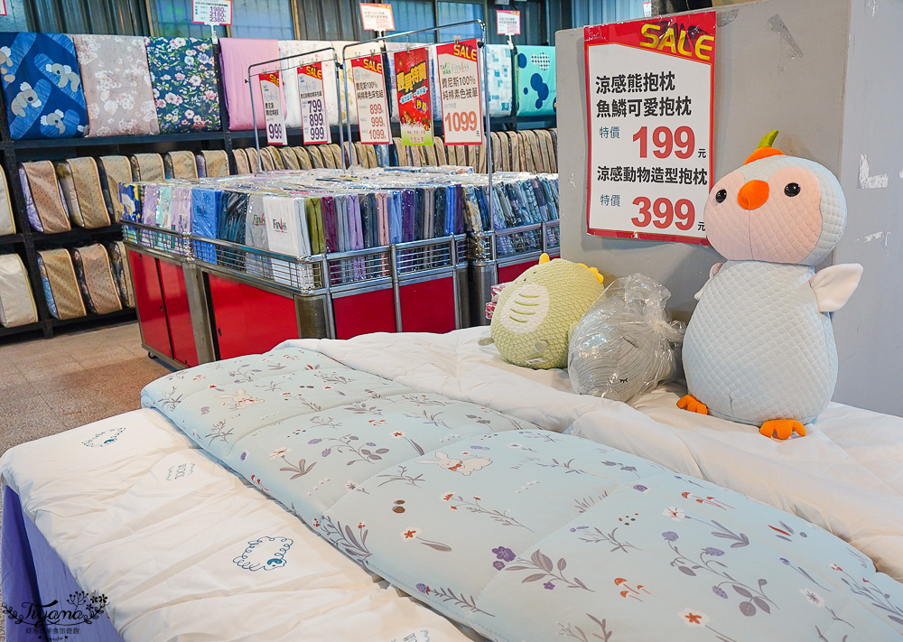 台南多利寶寢具特賣會｜海馬台南年度聯合特賣會：台灣工廠直營天絲寢具親民價就能買到！！多款枕頭買一送一只要990.天絲床包兩用被組1980起.兒童枕299.機能被990，冬天換季補寢具買到賺到 @緹雅瑪 美食旅遊趣