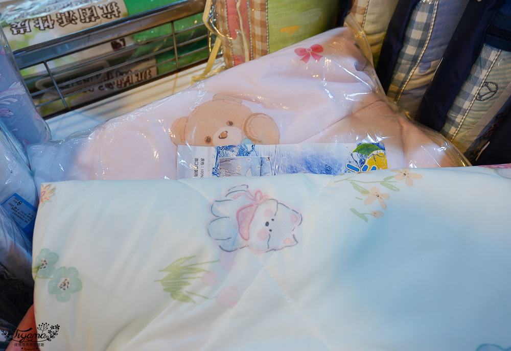台南多利寶寢具特賣會｜海馬台南年度聯合特賣會：台灣工廠直營天絲寢具親民價就能買到！！多款枕頭買一送一只要990.天絲床包兩用被組1980起.兒童枕299.機能被990，冬天換季補寢具買到賺到 @緹雅瑪 美食旅遊趣
