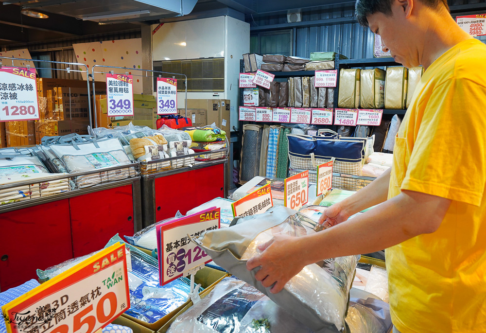 台南多利寶寢具特賣會｜海馬台南年度聯合特賣會：台灣工廠直營天絲寢具親民價就能買到！！多款枕頭買一送一只要990.天絲床包兩用被組1980起.兒童枕299.機能被990，冬天換季補寢具買到賺到 @緹雅瑪 美食旅遊趣