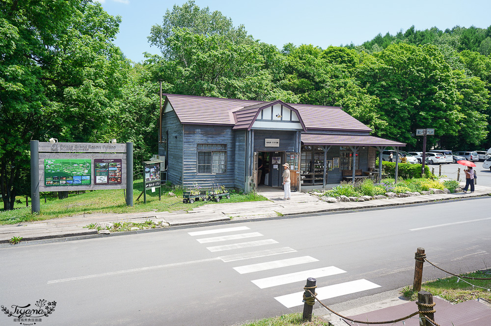 北海道富良野美食「森之時計｜珈琲 森の時計」森林精靈露台裡的幻夢咖啡廳~來杯DIY手磨豆的手沖咖啡，20週年森林劇院蛋糕 @緹雅瑪 美食旅遊趣