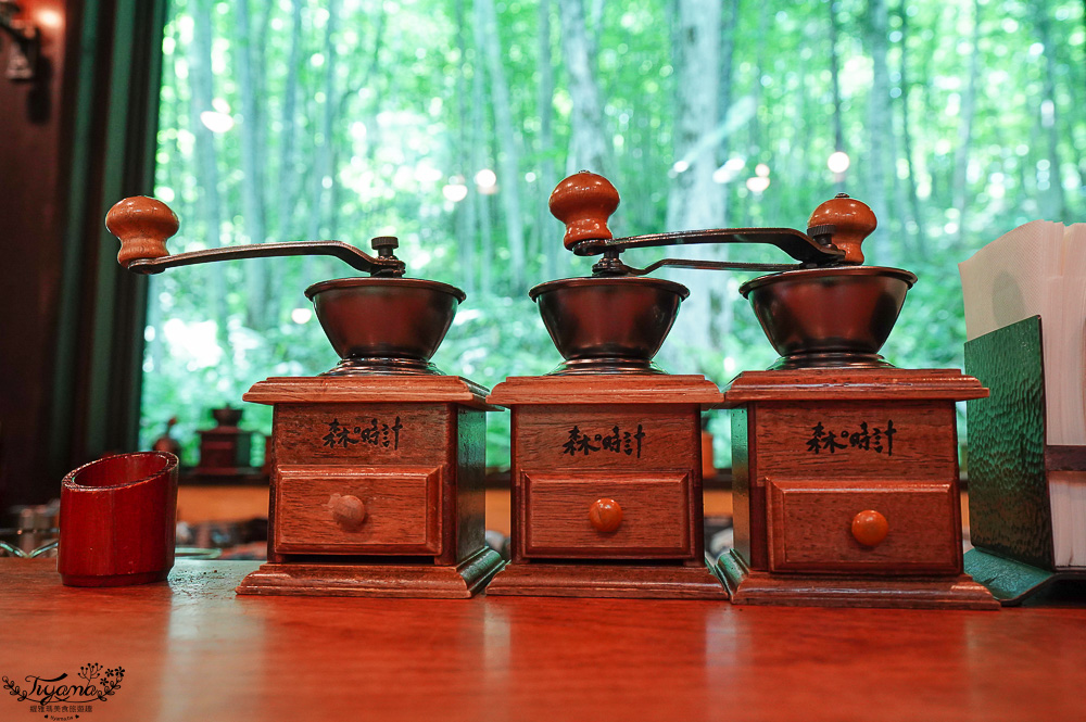 北海道富良野美食「森之時計｜珈琲 森の時計」森林精靈露台裡的幻夢咖啡廳~來杯DIY手磨豆的手沖咖啡，20週年森林劇院蛋糕 @緹雅瑪 美食旅遊趣