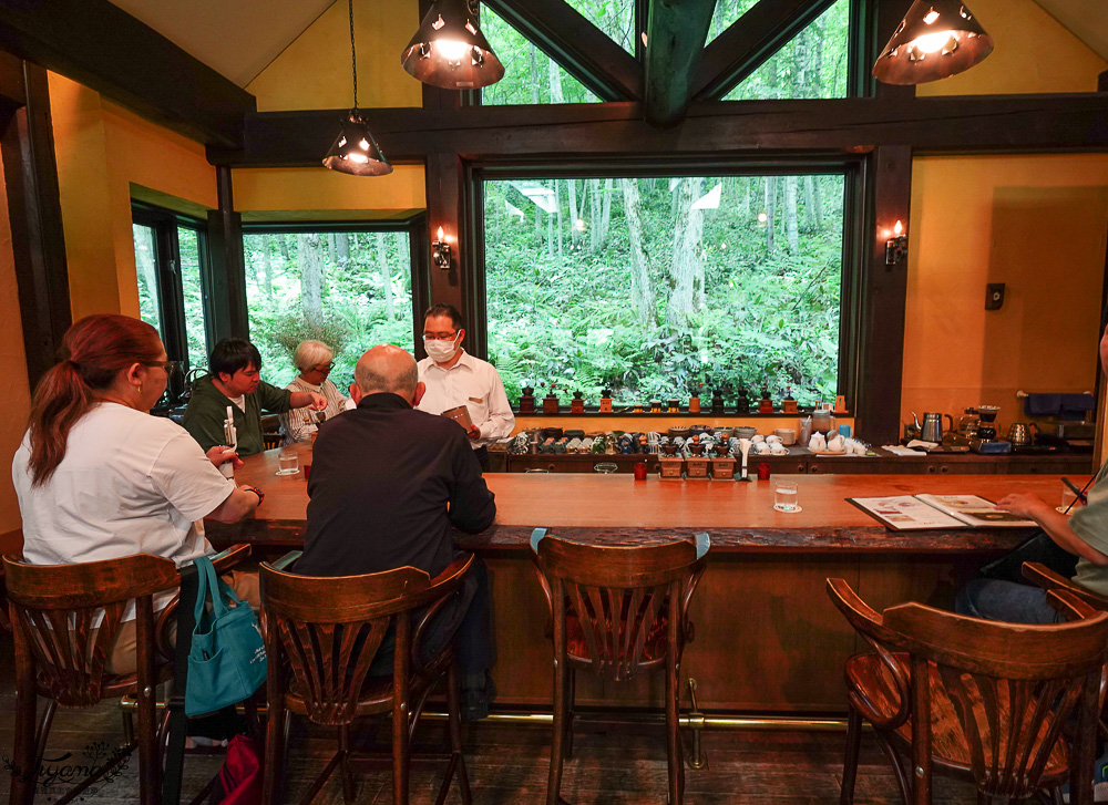 北海道富良野美食「森之時計｜珈琲 森の時計」森林精靈露台裡的幻夢咖啡廳~來杯DIY手磨豆的手沖咖啡，20週年森林劇院蛋糕 @緹雅瑪 美食旅遊趣